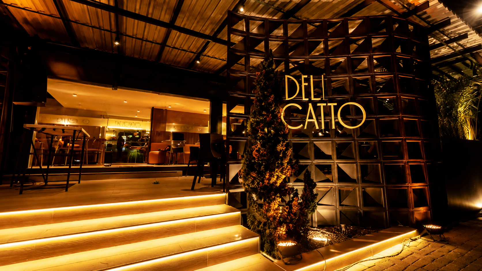 Fachada iluminada do Deli Catto